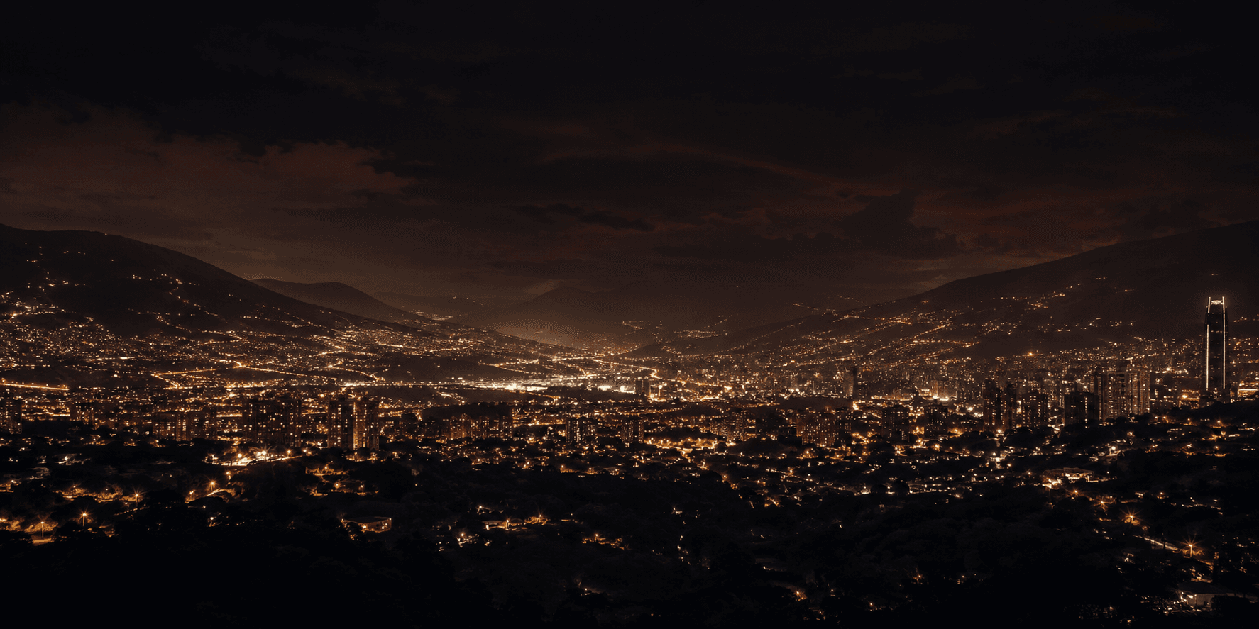Medellín de noche entre las montañas del Valle de Aburrá