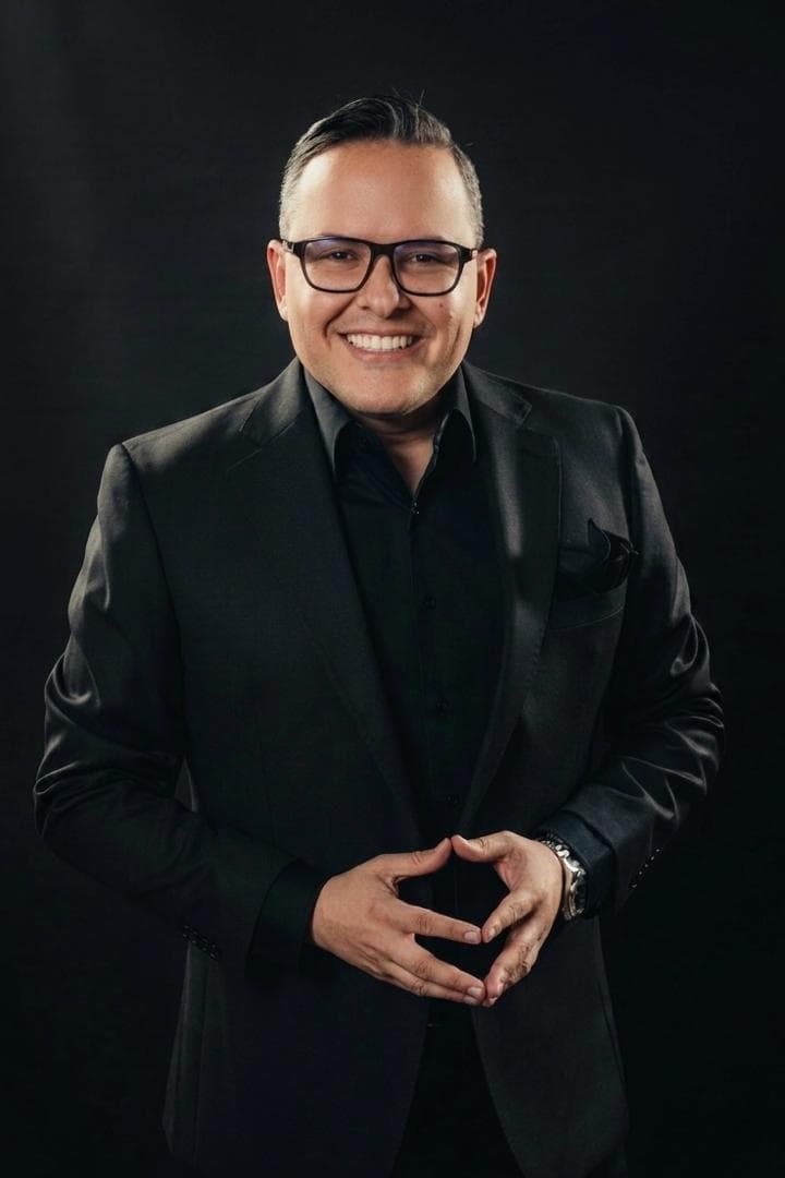Dr. Óscar Suárez